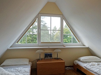 Ein Schlafzimmer im ausgebauten Spitzboden im  Ferienhaus Amy