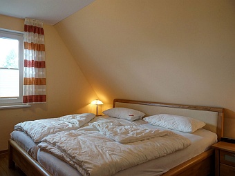 Ein Schlafzimmer im Obergeschoss im  Ferienhaus Amy