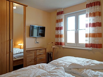 Ein Schlafzimmer im Obergeschoss im  Ferienhaus Amy
