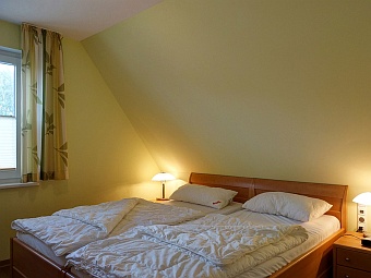Ein Schlafzimmer im Obergeschoss im  Ferienhaus Amy