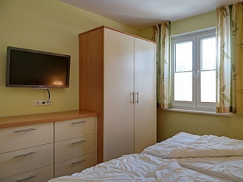 Ein Schlafzimmer im Obergeschoss im  Ferienhaus Amy